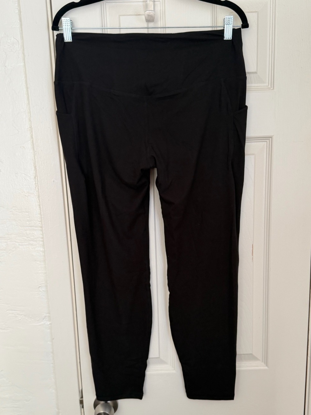 Livi Active Black Capri Leggings with Side Pockets and Mesh Leg Detail - 22/24